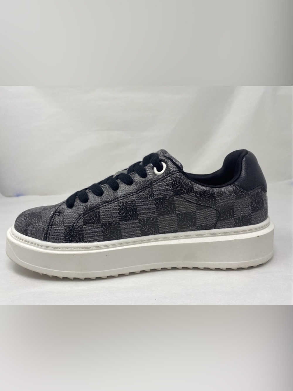 Steve Madden Black Checkered Sneaker size 9.5 TTS New with Box